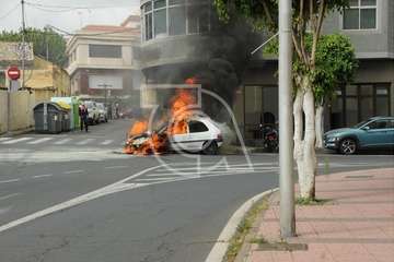 Arde un coche en la calle Poeta Pablo Neruda de Los Llanos de Telde/Eugenio Artiles y TA.
